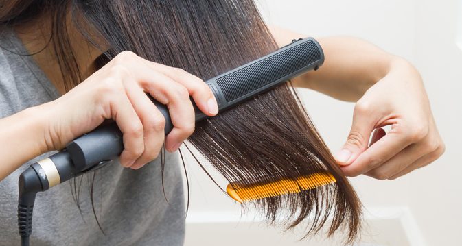Cum să-ţi îndrepţi părul cu placa, fără a-l deteriora